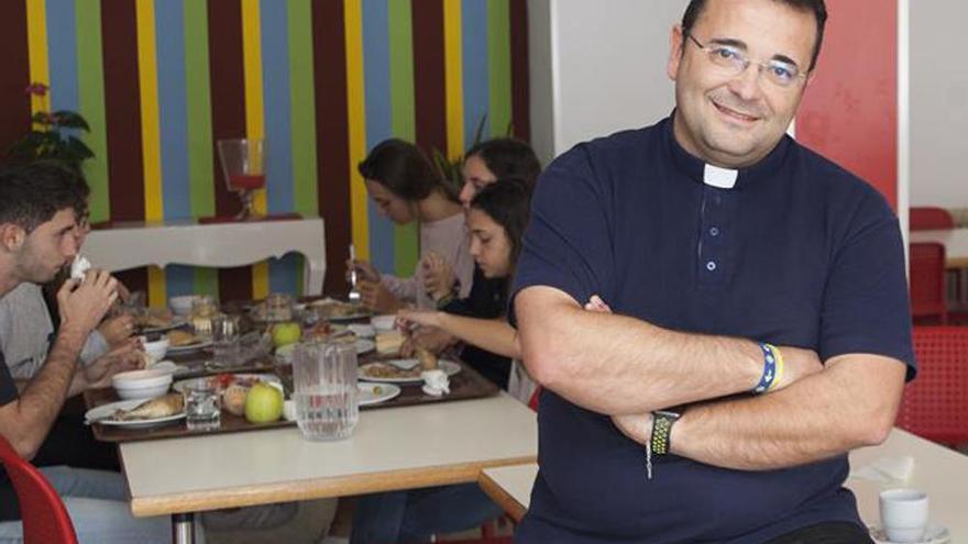 Fernando Alcázar: «El Papa Francisco es un crack, cuando los jóvenes echan por tierra la Iglesia y machacan a las monjas, les hablo de él y siempre contestan: en ese sí creemos»