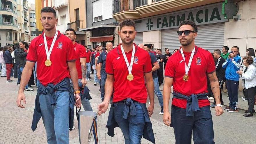 Tavernes de la Valldigna rinde honores a sus campeones: Celebración de Champions por el título en La Nostra Copa