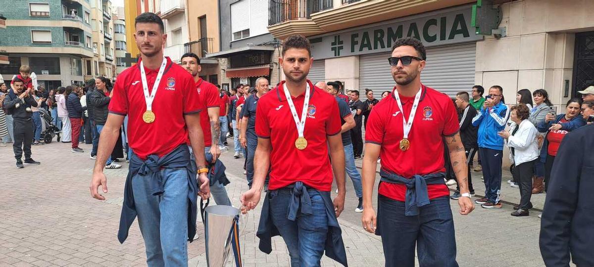 Los capitanes de la UE Tavernes de la Valldigna portan la copa para festejar con la afición