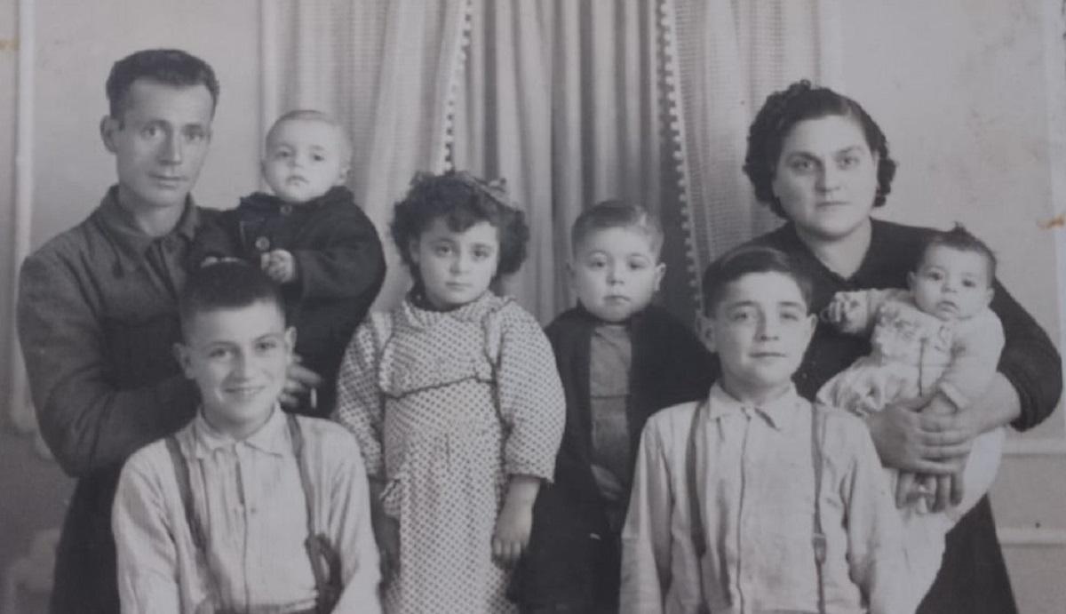 Antonio Cabida Soriano, junto a su mujer, Josefina Casanova, y sus hijos.