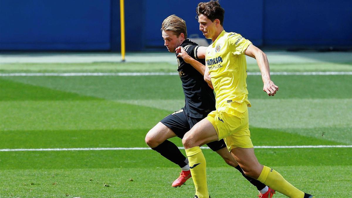 Pau Torres peleando un balón con De Jong