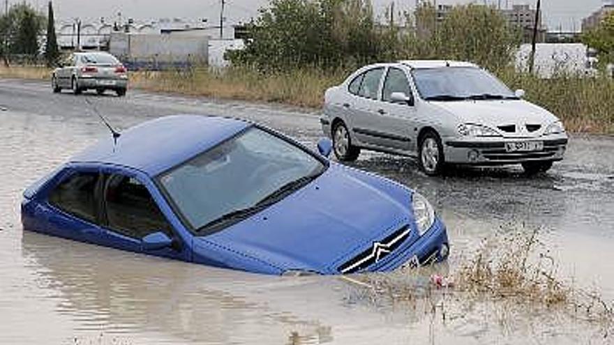 Imagen del estado de la avenida Vicálvaro en el municipio madrileño de Coslada, donde la tromba de agua caída esta madrugada ha dejado una mujer muerta, cuatro heridos de diversa consideración e importantes daños materiales que todavía están sin concretar, sobre todo en garajes y bajos.