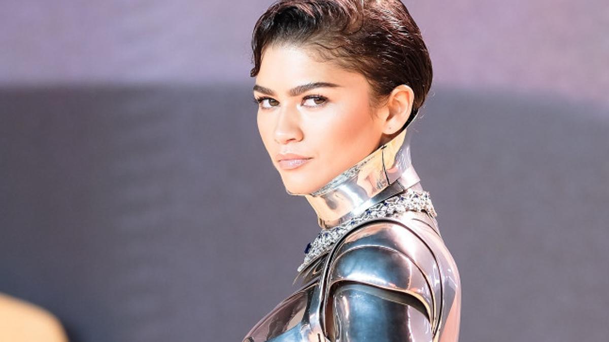 Zendaya tomó una mala decisión al ponerse su disfraz de robot metálico de Mugler porque... ¡Tuvo un golpe de calor!