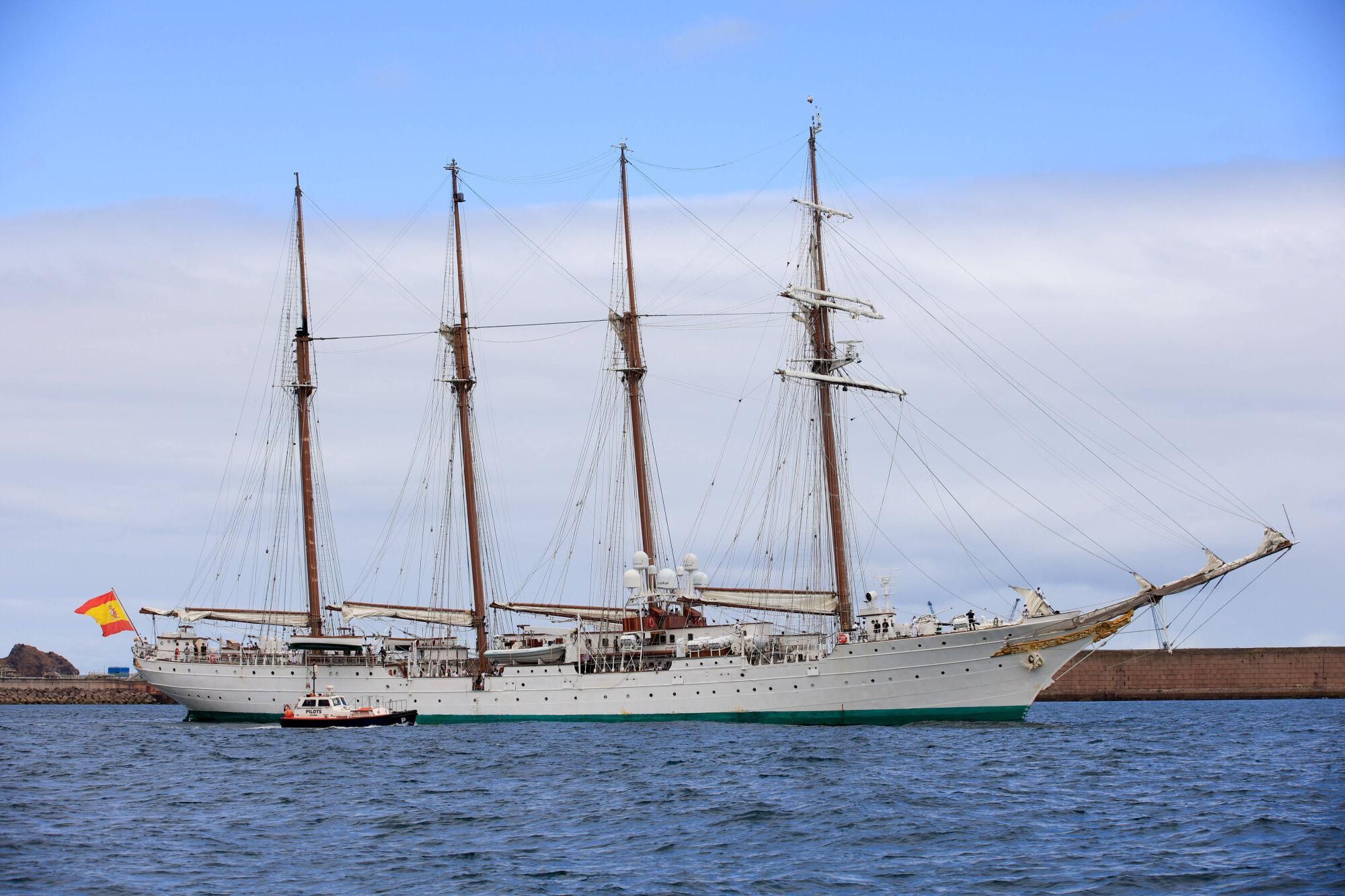 En IMÁGENES: Así fue la despedida de Leonor y el "Elcano" de El Musel en Gijón, con la Princesa maniobrando en el buque escuela