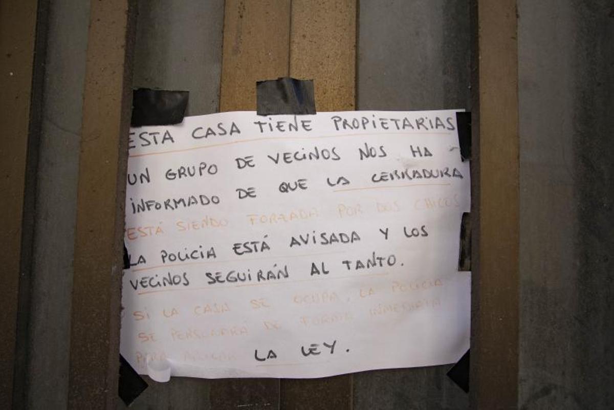 Cartel de aviso que lleva varias semanas en la puerta. | PERALES IBORRA