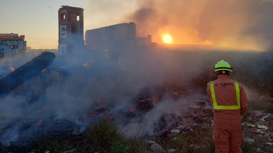 Los bomberos extinguen un incendio en los terrenos militares de Bonrepòs i Mirambell