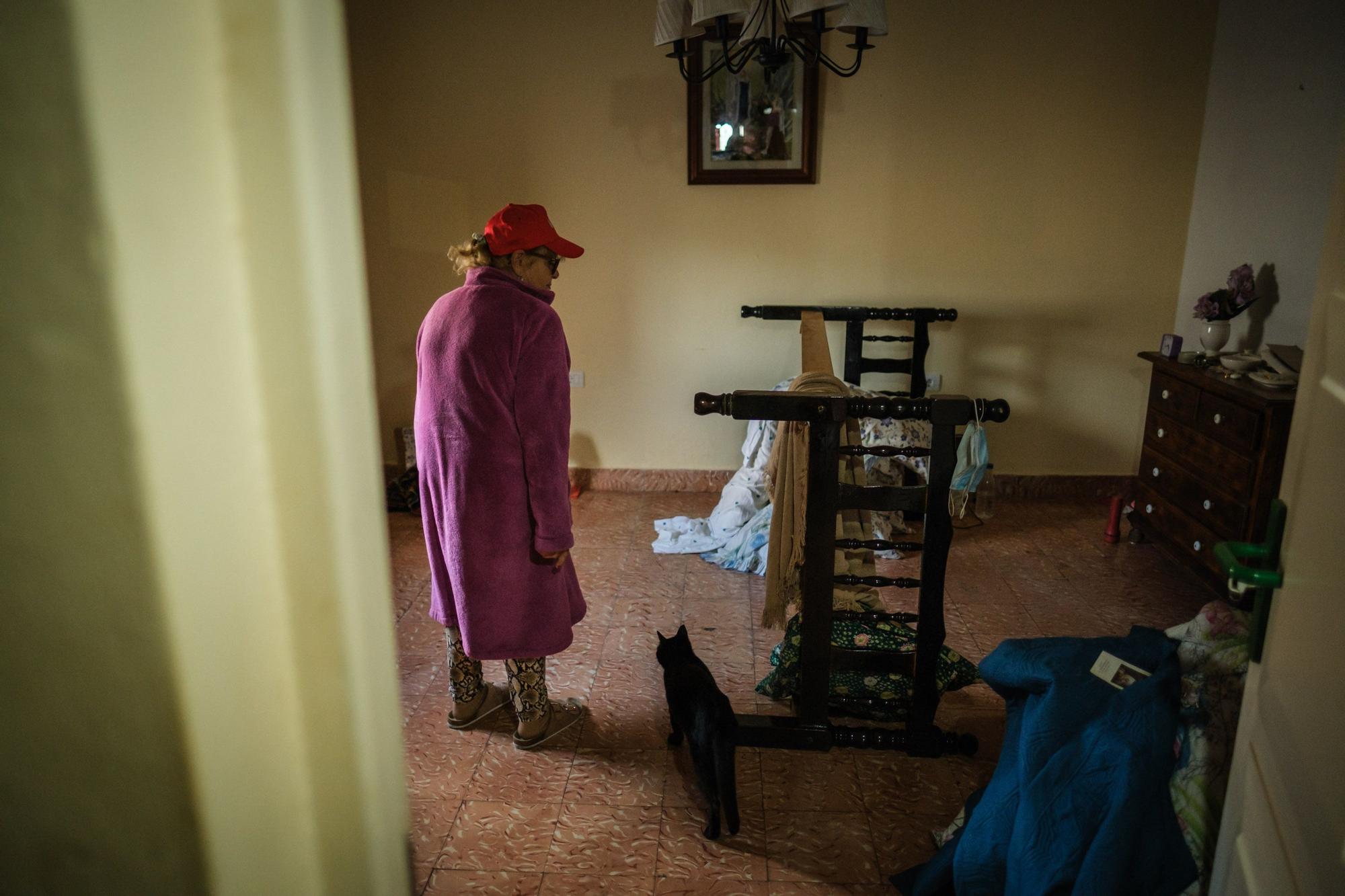 Regreso a casa de vecinos afectados por el volcán de La Palma.