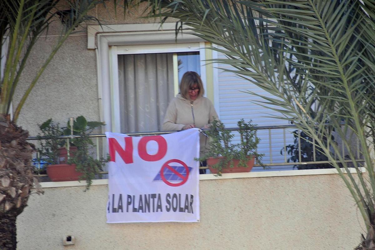 Balcón con una pancarta en contra de la planta solar en San Miguel de Salinas