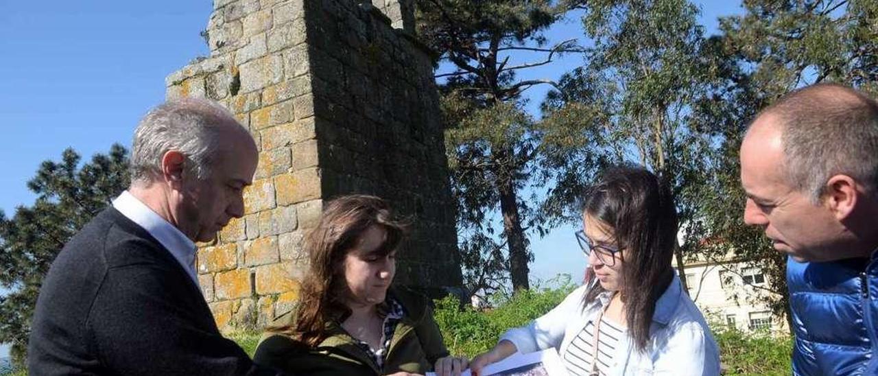 El Concello de Vilanova quiere comenzar a excavar en las inmediaciones del campanario de Cálago. // NP