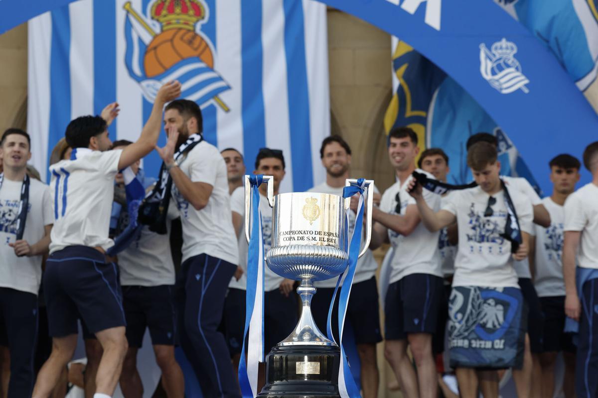 Los jugadores de la Real Sociedad celebran la victoria en la final Copa del Rey, este lunes en San Sebastián