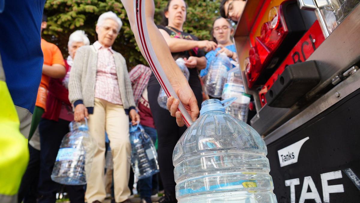 Vecinos reponen agua en Pozoblanco.