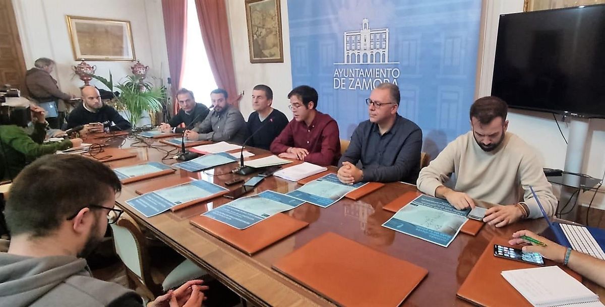 Rueda de prensa de los grupos municipales con motivo de la movilización por la reapertura del tren de la Ruta de la Plata.