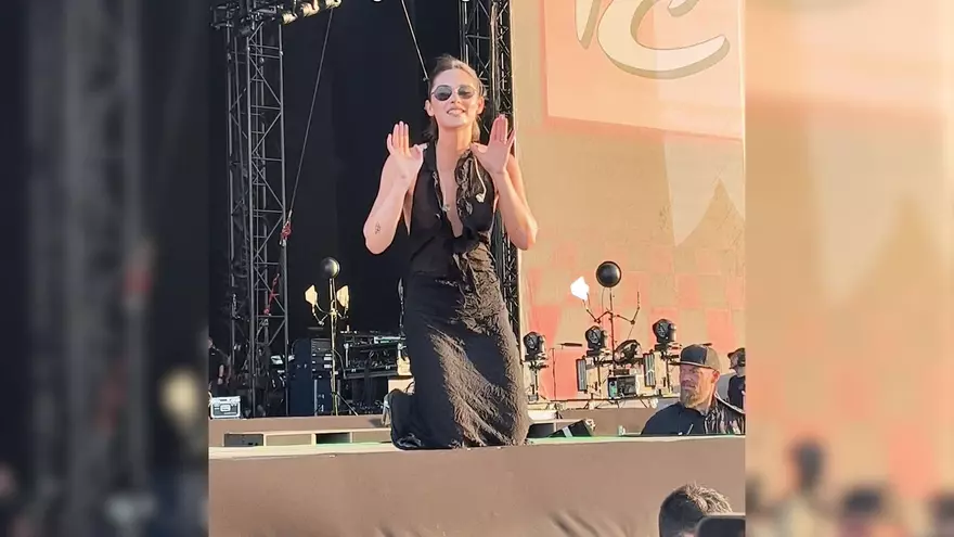 Así actuó Gracie Abrams tras el apagón en el Mad Cool Festival