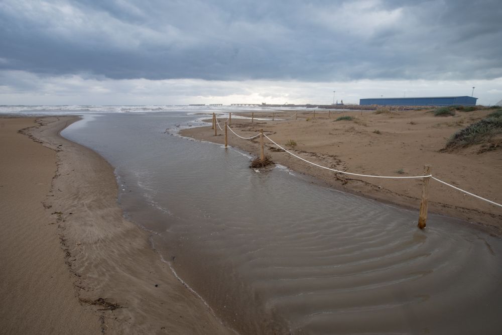 El temporal inunda los accesos a la playa del Port de Sagunt