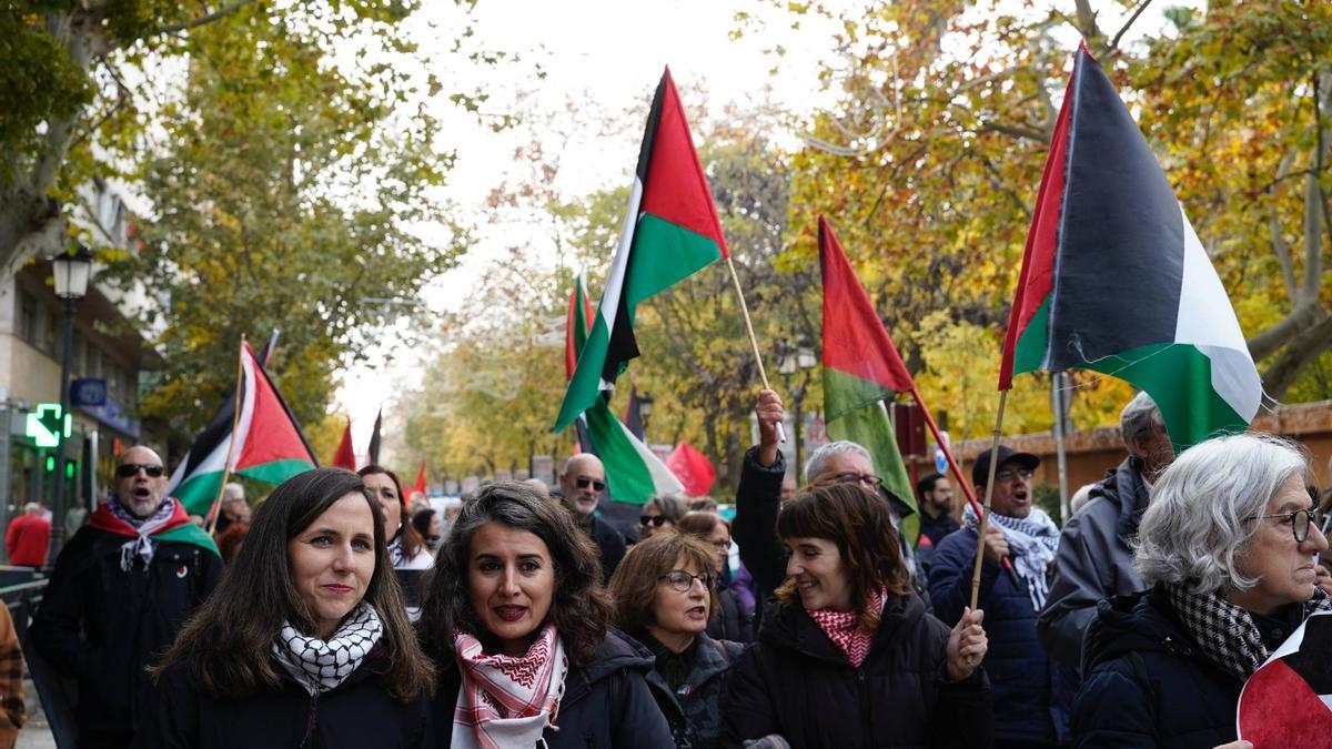 Ione Belarra e Irene de Miguel, en la protesta  'Por el embargo de armas integral y ruptura total de relaciones con Israel. Stop genocidio', convocada en Cáceres.