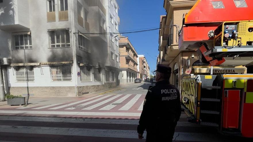 Arde un antiguo hotel de Burjassot mientras los obreros comían dentro