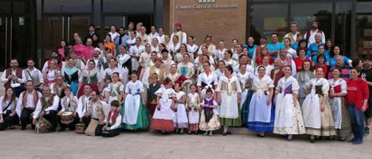 Més de cent participants recuperen els balls tradicionals amb la «dansà plana» a Almussafes