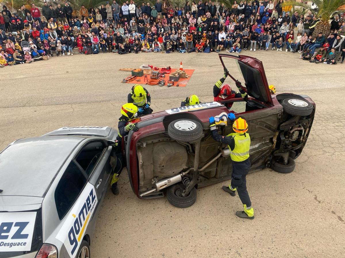 Los bomberos del parque de Elche y Crevillent simulan un rescate tras un accidente de tráfico