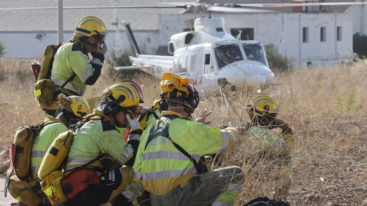 Efectivos de bomberos en la Vall d'Uixó, el pasado jueves, en el sexto día del incendio.