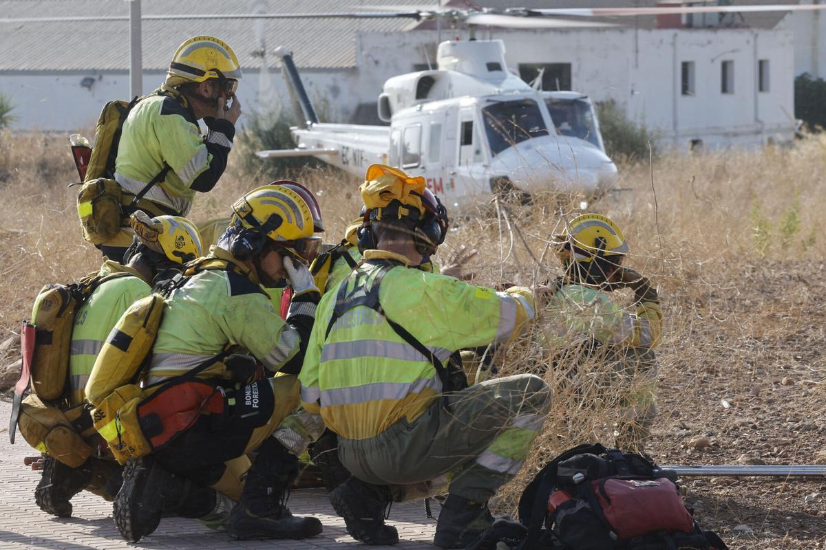 Efectivos de bomberos en La Vall d'Uixó (Castellón), cuando el incendio declarado el pasado sábado cumple este jueves su sexto día activo, con un perímetro de 84 kilómetros y 9.300 hectáreas quemadas, según el último balance oficial, y cuyos trabajos de extinción afrontan unas 48 próximas horas cruciales para lograr su estabilización. EFE/Kai Försterling. AÑADE TEXTO