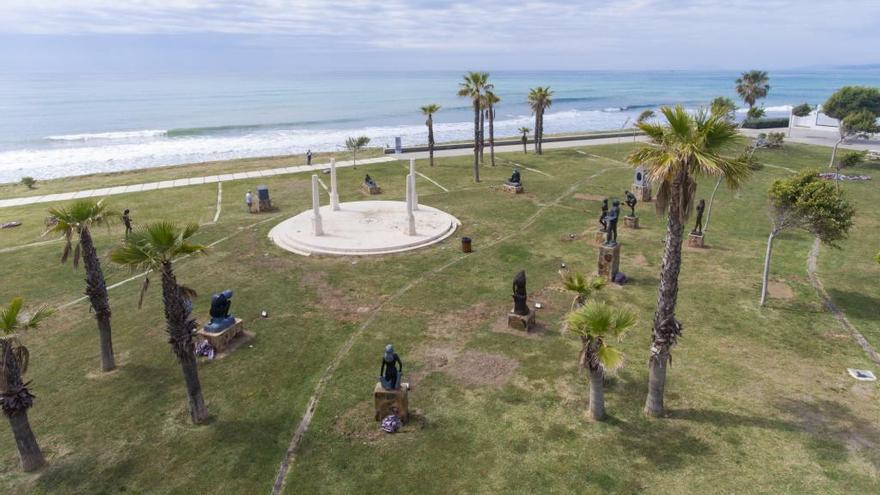 Imagen del museo al aire libre del escultor Santiago de Santiago junto a la playa de El Ángel.