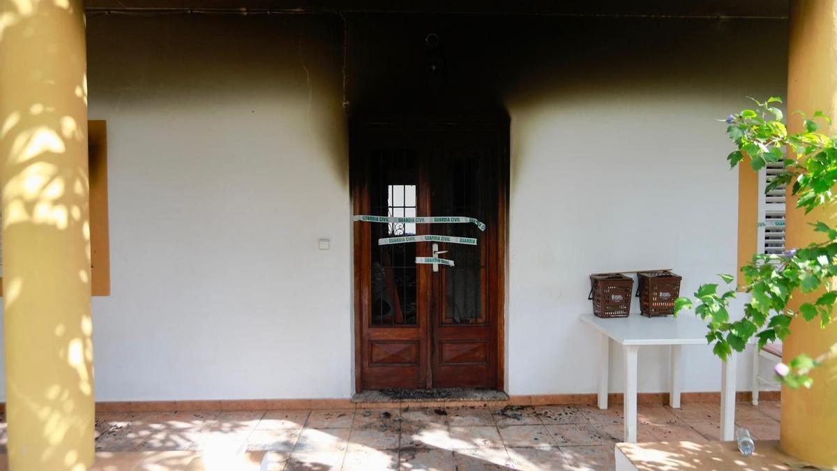 El chalet incendiado y precintado por la Guardia Civil