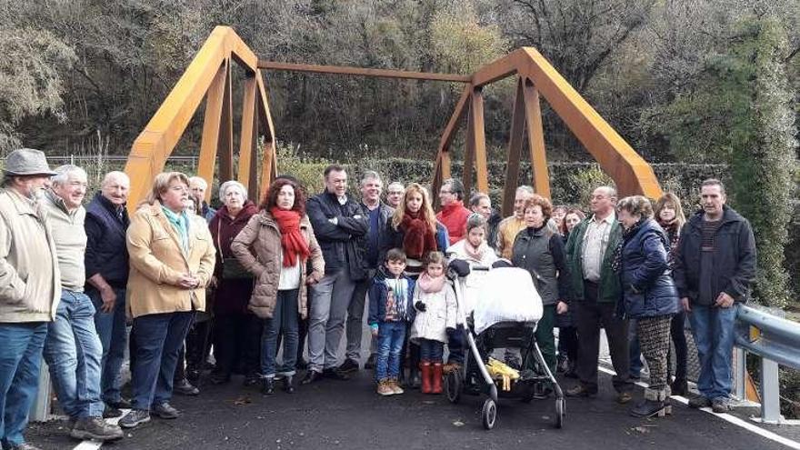 Los vecinos, con los representantes políticos municipales, ayer, en el puente de acceso a Villanueva.