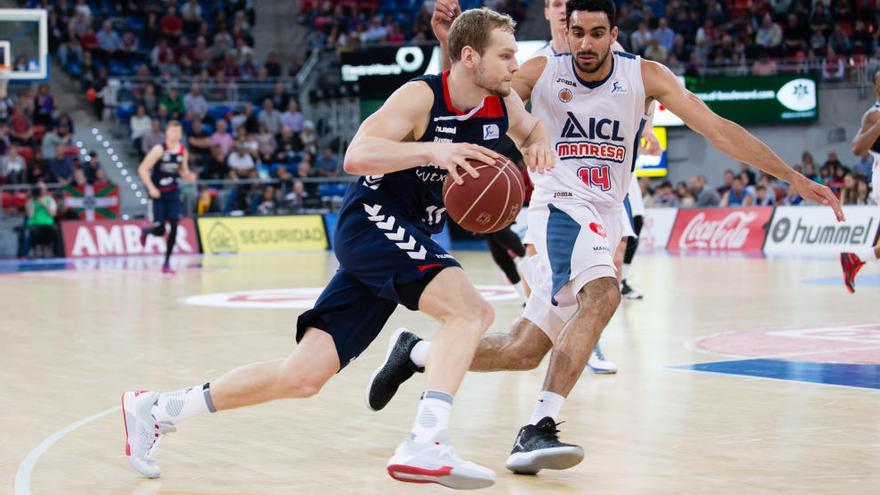 García defiende en un Baskonia-Manresa.