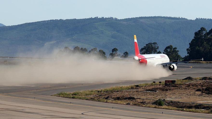 Peinador, contra viento y marea: aguanta los 100.000 viajeros en septiembre y «vuela» hacia el millón anual