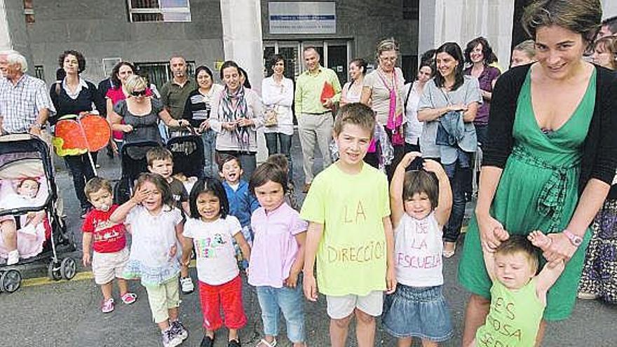 Un grupo de padres con sus hijos, en la concentración ante la Consejería de Educación en Oviedo.