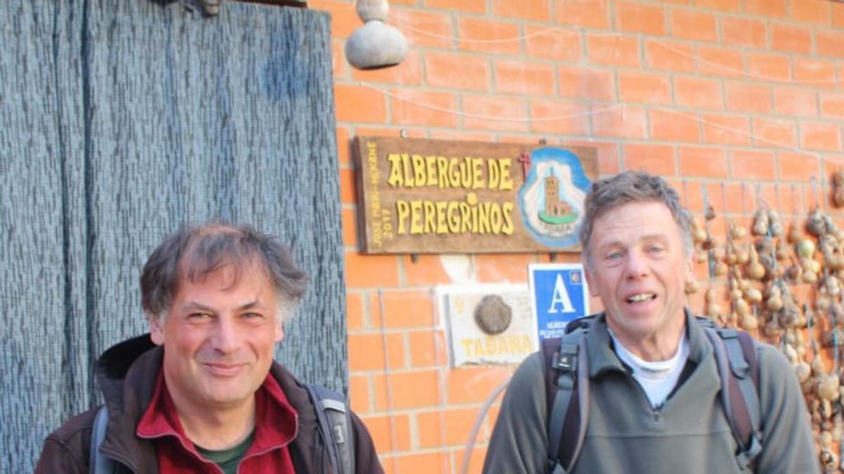 Peregrinos a las puertas del albergue de Tábara. | Ch. S.