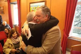El alcalde de Oleiros celebra su absolución en el caso de la Casa Carniero