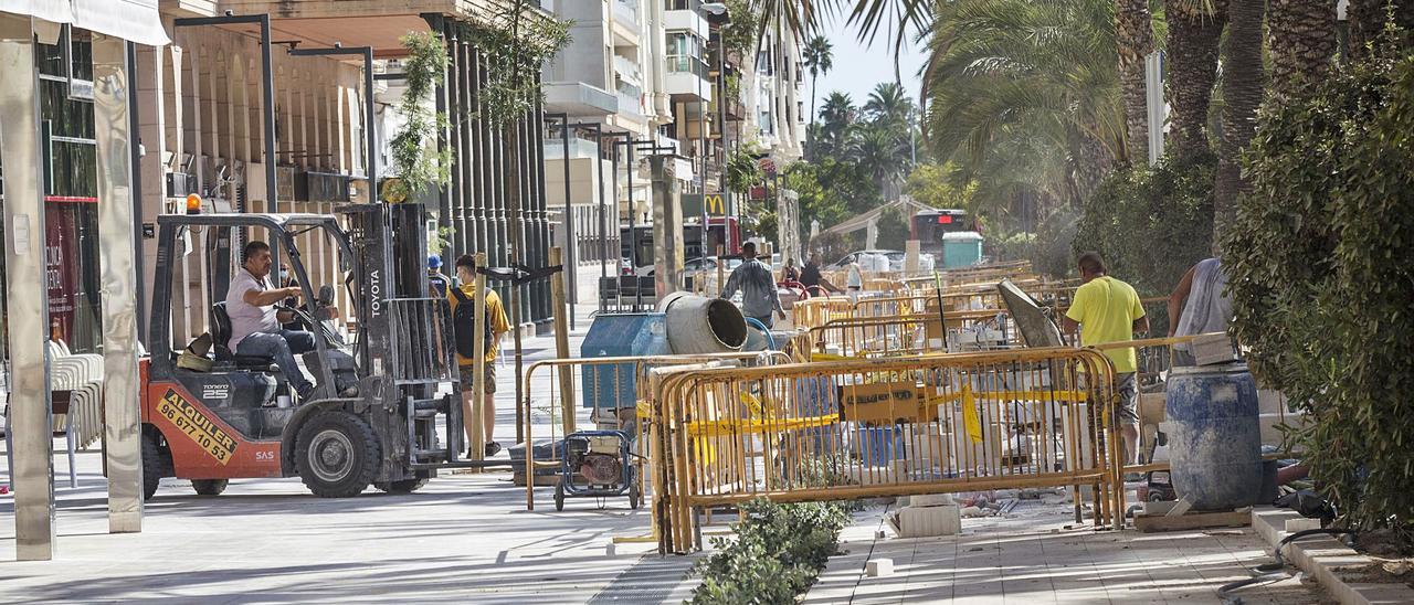 Operarios trabajan en las obras de la Explanada, en una imagen tomada en el mediodía de este jueves, a un día de que expire el último plazo concedido a la empresa