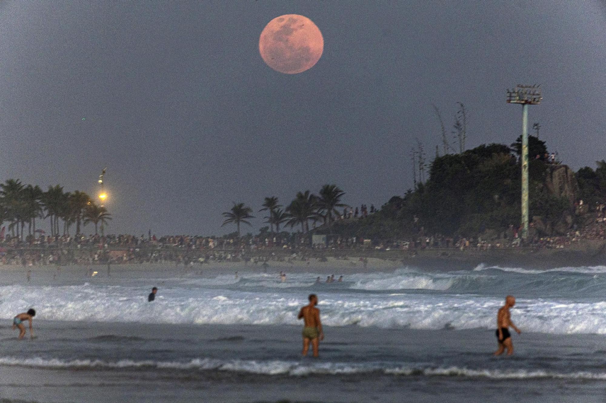 -FOTODELDÍA- AME1809. RÍO DE JANEIRO (BRASIL), 19/08/2024.- Fotografía de la superluna azul desde la playa de Arpoador, en la zona sur de la ciudad de Río de Janeiro (Brasil). La superluna, la primera de 2024, es un fenómeno que ocurre cuando la luna llena coincide con el momento en que esta se encuentra en el perigeo, el punto de su órbita más cercano a la Tierra. EFE/ Antonio Lacerda