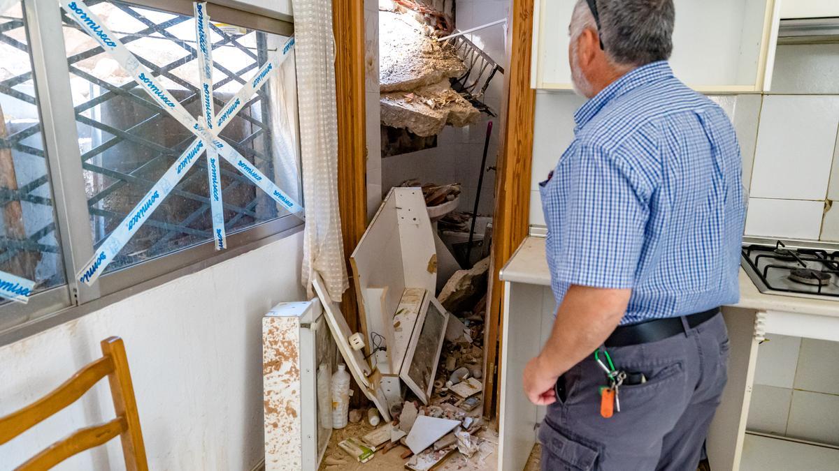 El baño de la vivienda del conserje tras caer parte del talud.