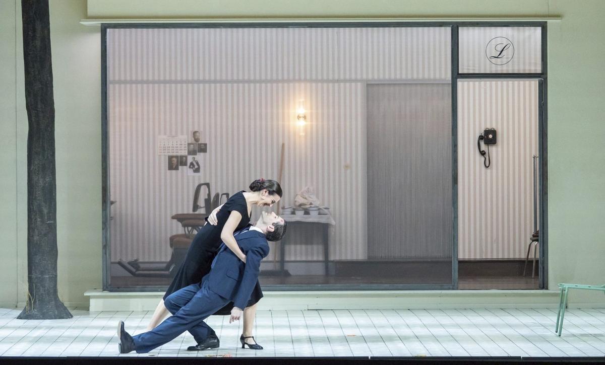 Carmen Artaza y David Oller, en uno de los números más aplaudidos, que la pareja tuvo que repetir. | ALFONSO SUÁREZ