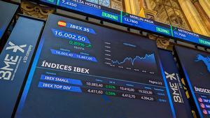 Pantallas de la bolsa de Madrid indicando la posición del Ibex 35, este 27 de octubre.
