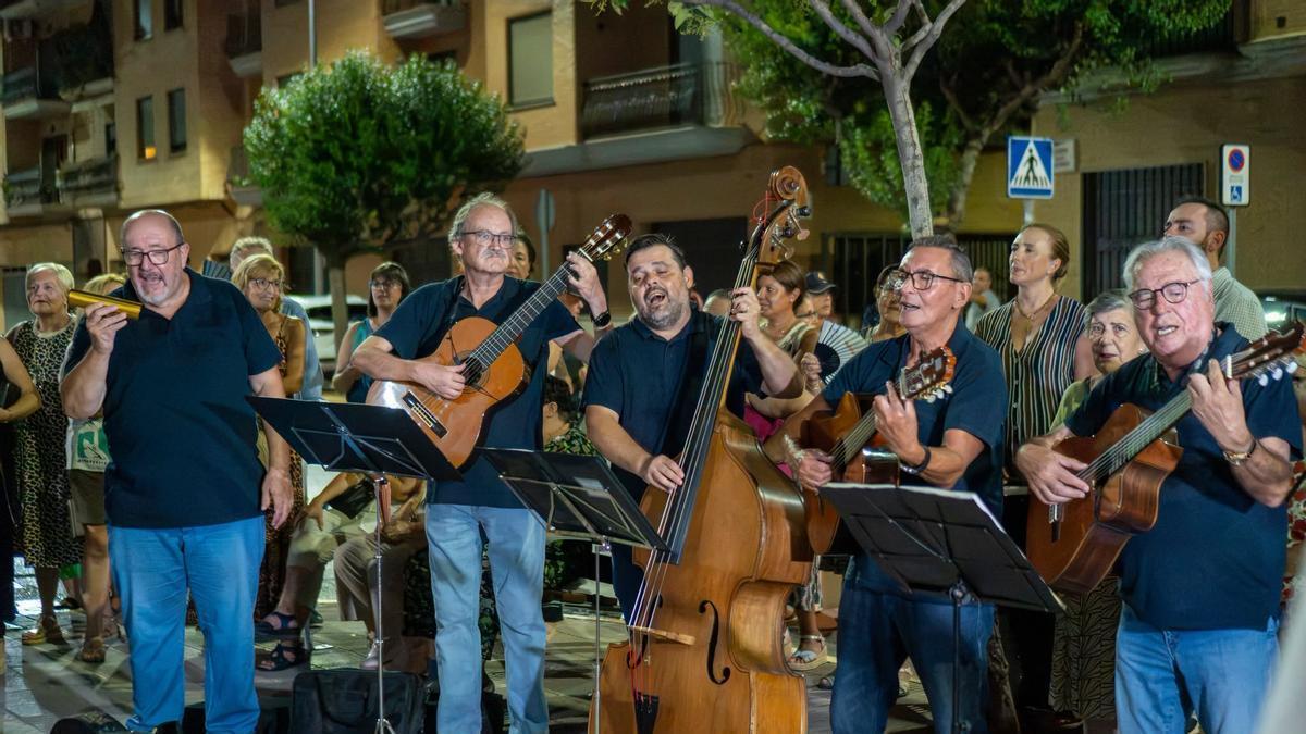 Celebración de la tradicional Nit de Ronda en Nules, a cargo del grupo Vora Sèquia.