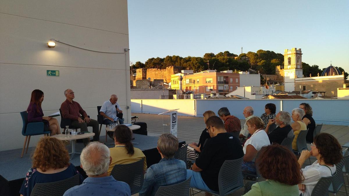 Presentación literaria y recital poético realizado en la terraza de la biblioteca de Dénia