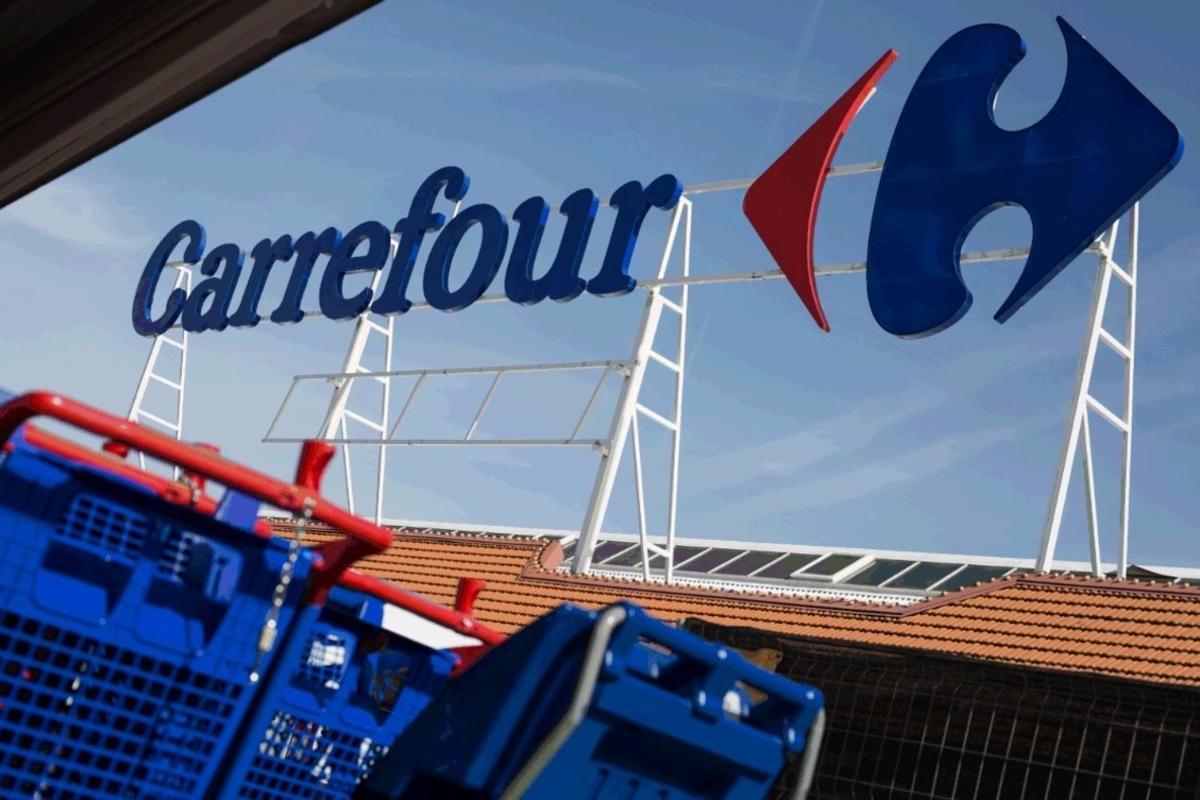 Carrefour ahora vende ropa usada: la estrategia que aplica en España - El  Cronista