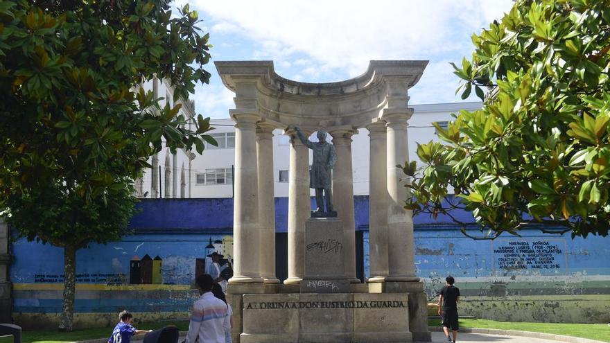 La nueva iluminación de la plaza de Pontevedra: alumbrado para la zona de juegos infantiles y proyectores para la estatua de Eusebio da Guarda