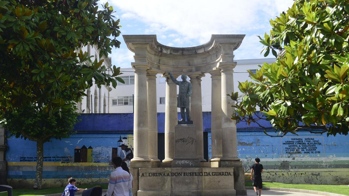 Estatua de Eusebio da Guarda en la plaza de Pontevedra.