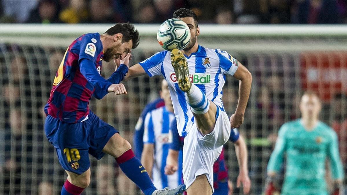 Messi pelea un balon en el centro del campo  durante el partido de liga entre el FC Barcelona y la Real Sociedad