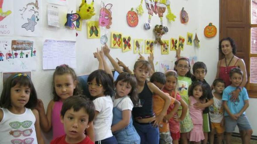 Varios niños participantes en las actividades con la monitora Arancha Majado.