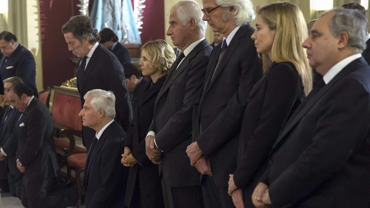 (De izq a dcha) Alfonso Díez, viudo de la duquesa de Alba, acompañado por los hijos de Cayetana Fitz-James Stuart, Carlos, Eugenia, Alfonso, Jacobo y su esposa Inka Martí, y Fernando, durante una misa por la Duquesa de Alba en la iglesia del Valle, sede de la hermandad de los Gitanos, de Sevilla.