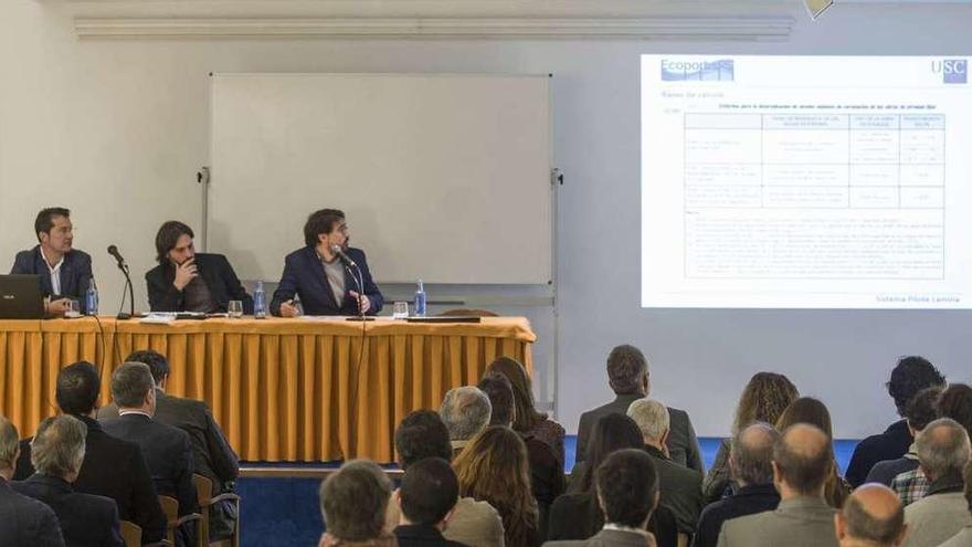 Emilio García y los investigadores de la Universidade de Santiago, durante la presentación.