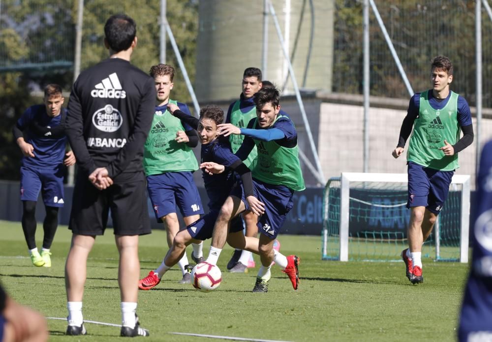 Los jugadores del Celta, durante el entrenamiento de este lunes en A Madroa