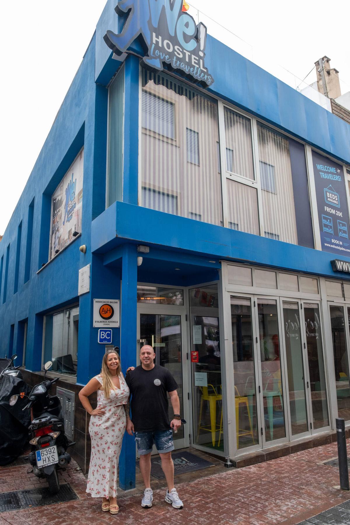PALMA. Reportaje: termina el proyecto de Gomila de Camper con la última construcción amarilla junto a la casa modernista Villa Schembri, en la calle Bellver y COMERCIANTES DE LA ZONA