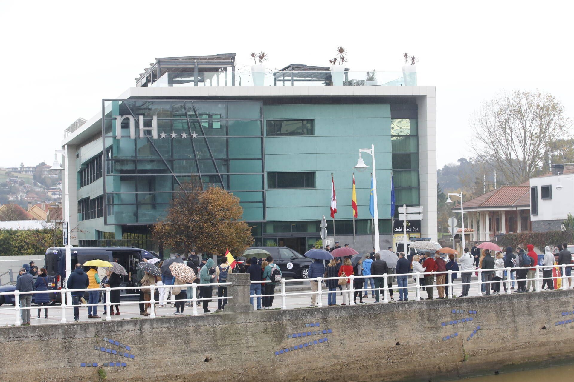 Concentración en Gijón frente a los hoteles del puente del Piles, en imágenes