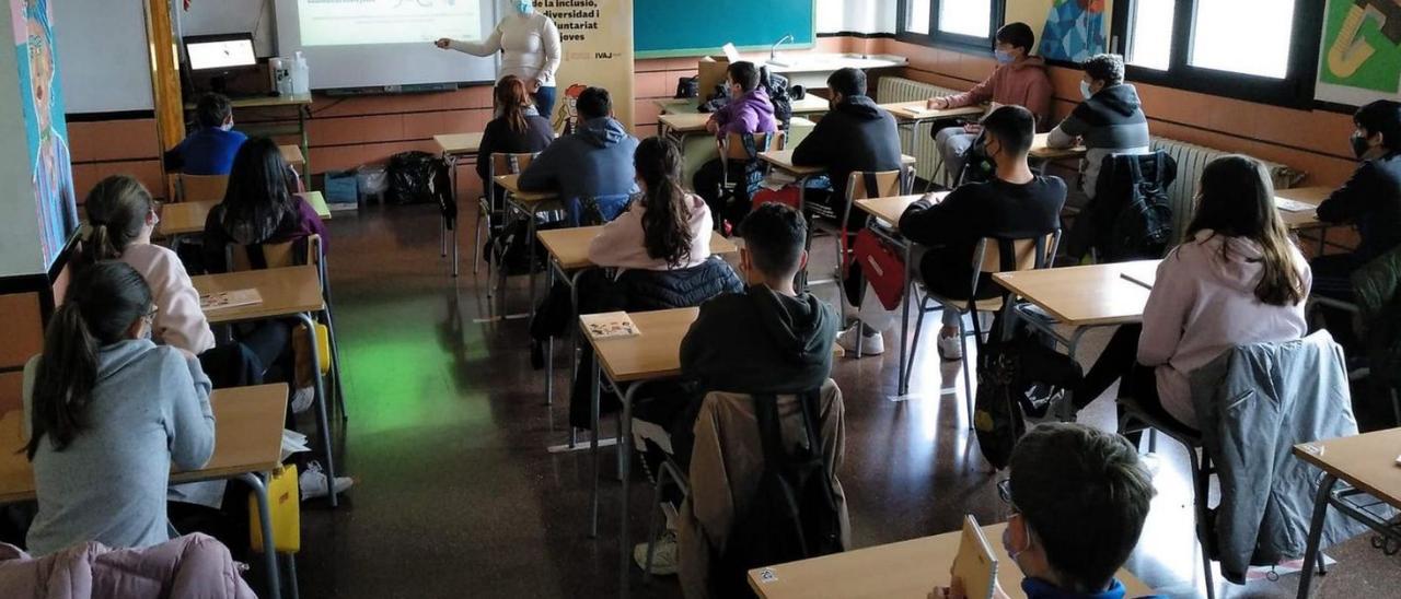 Alumnado del IES Vilafranca, en la charla del la iniciativa ‘En marxa per la inclusió’. | LEVANTE-EMV